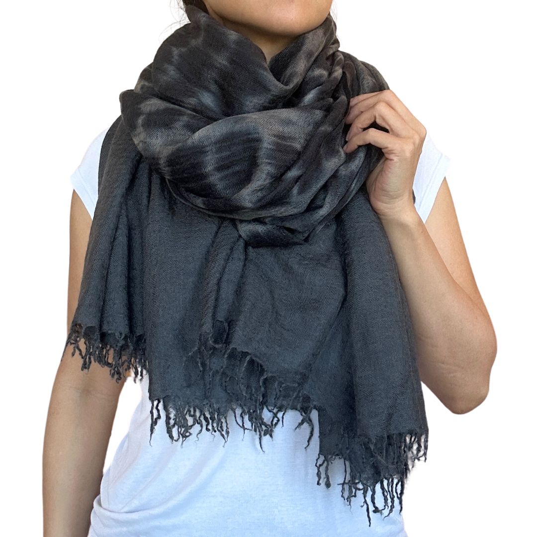Dunkelgraue Kaschmirstola mit Batikmuster