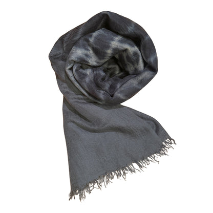 Dunkelgraue Kaschmirstola mit Batikmuster