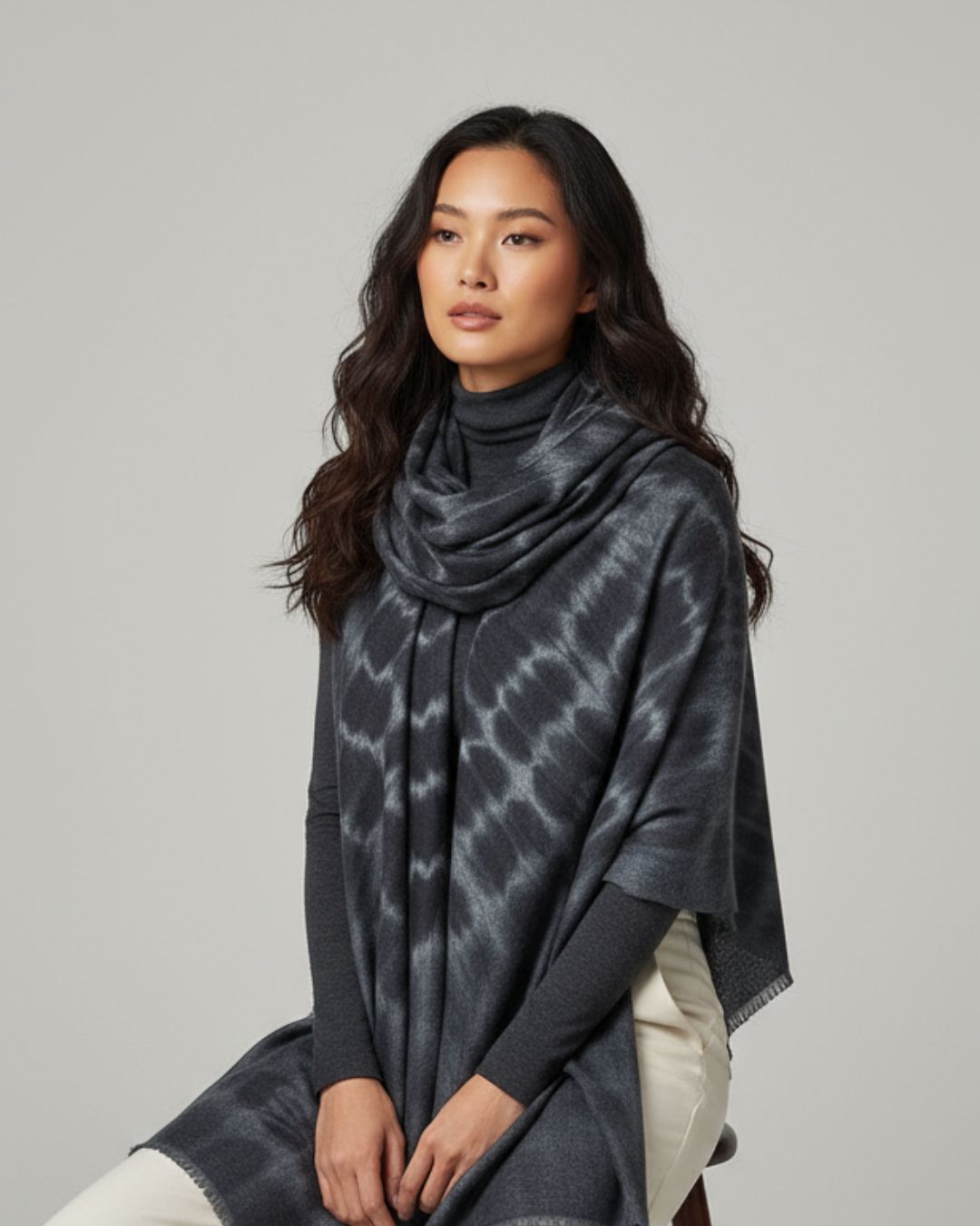 Dunkelgraue Kaschmirstola mit Batikmuster